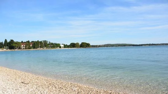 Oblázková pláž Valbandon 1 km od objektu.