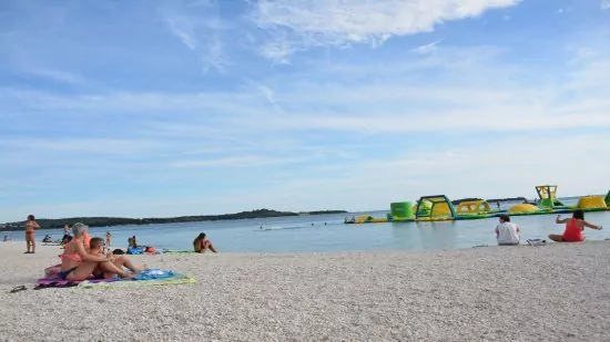 Pláž Valbandon 1 km od objektu.