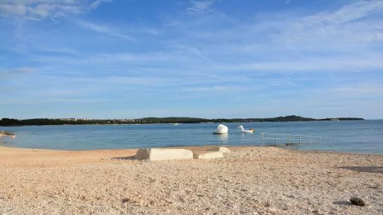 Pohled na moře z pláže Valbandon.