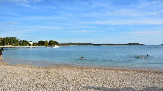 Pláž Valbandon 1 km od objektu.