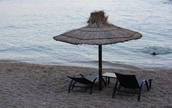 Oblázková pláž 1 km od objektu.