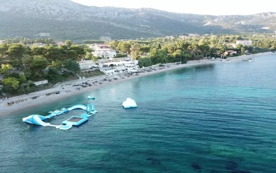 Orebić letecký pohled na pobřeží.