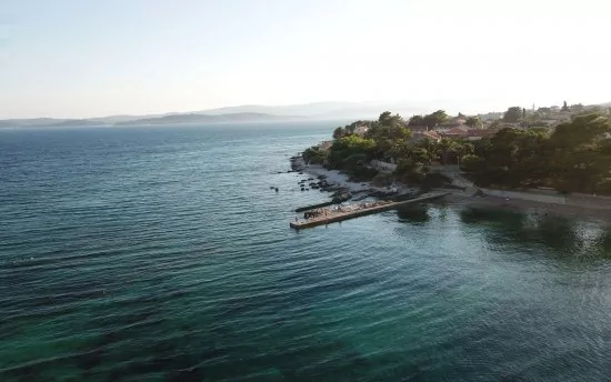 Orebić letecký pohled na pobřeží.