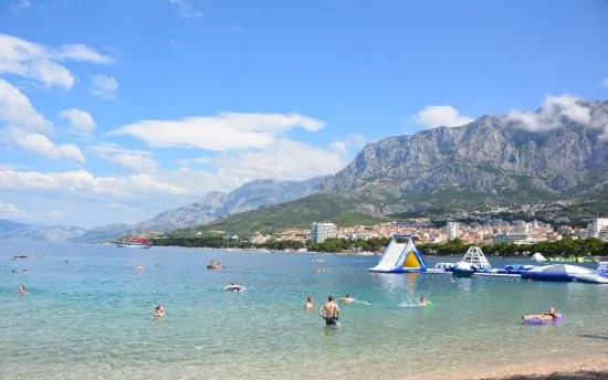 Makarska moře a pláž 350 m pěší chůzí.