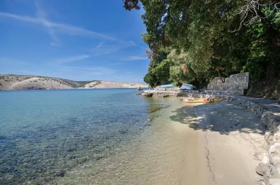 Moře a pláž v blízkosti objektu.