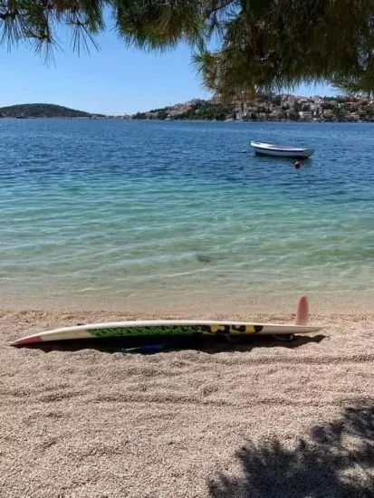 Pláž přímo před domem.