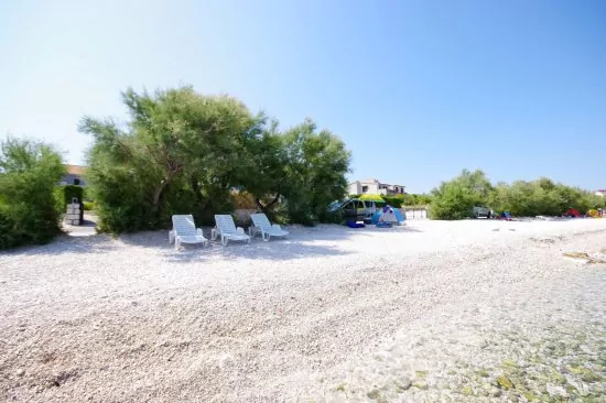 Pláž Slatine 550 m pěší chůzí.