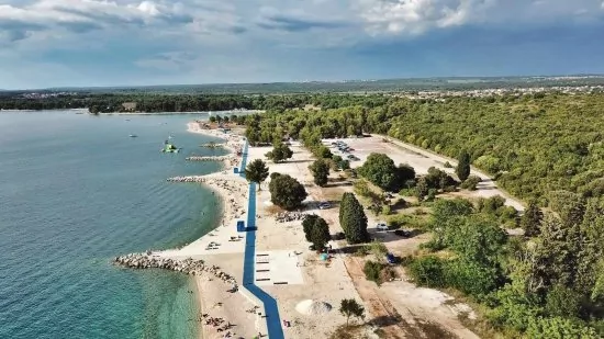 Štinjan letecký pohled na pobřeží a moře.