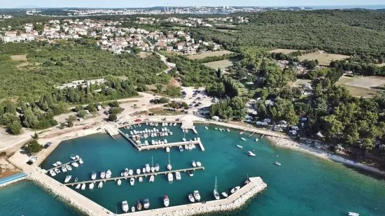 Štinjan letecký pohled na pobřeží a moře.