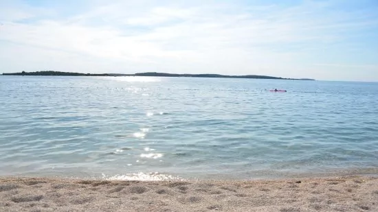 Oblázková pláž 1,8 km pěší chůzí.