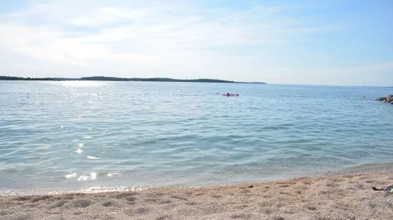 Oblázková pláž 1,8 km pěší chůzí.