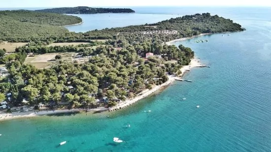 Štinjan letecký pohled na pobřeží a moře.