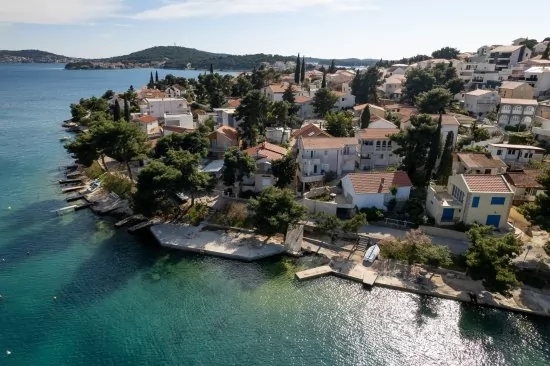 Pobřeží v těsné blízkosti domu.