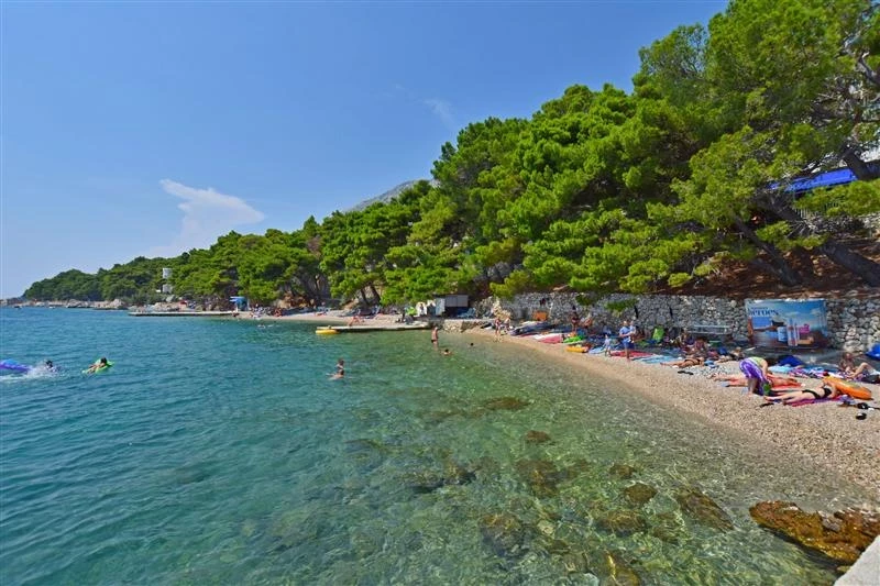 Pláž s pozvolným vstupem do moře.