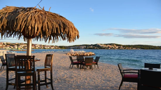 Moře a pláž Copacabana 450 m pěší chůzí.