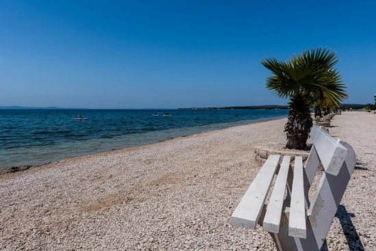 Moře a oblázková pláž 50 m pěší chůzí.