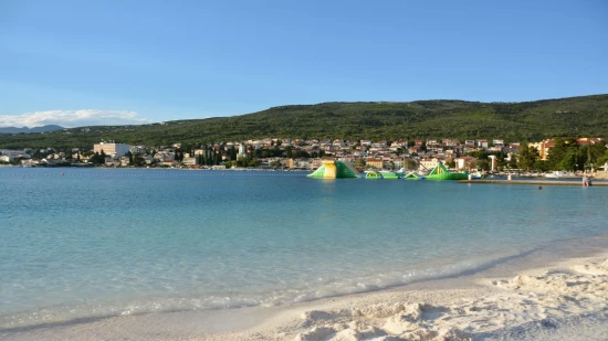 Písečná pláž 300 m pěší chůzí.