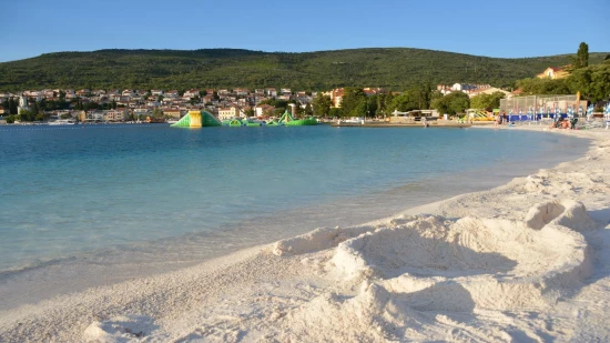 Selce a písečná pláž.