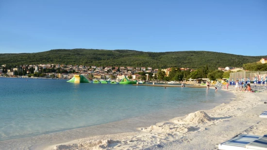 Písečná pláž 300 m pěší chůzí.