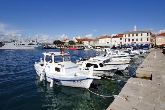 Pobřeží města Biograd na Moru.