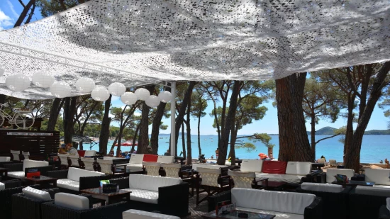 Pobřeží města Biograd na Moru.