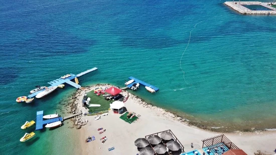 Biograd na Moru letecký pohled na pláž a pobřeží.