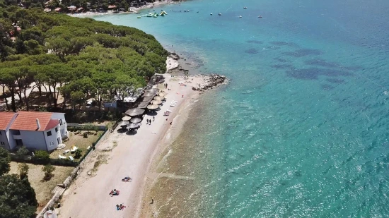 Biograd na Moru letecký pohled na pláž a pobřeží.