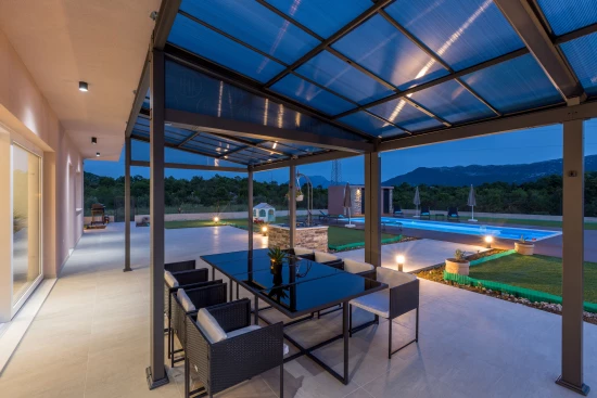 Vila Střední Dalmácie - Kostanje DA 8120 N1