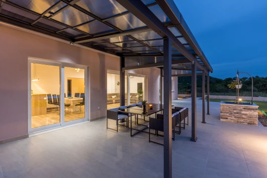 Vila Střední Dalmácie - Kostanje DA 8120 N1