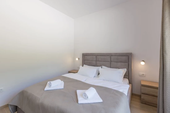 Vila Střední Dalmácie - Kostanje DA 8120 N1