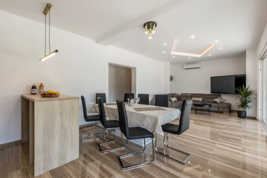 Vila Střední Dalmácie - Kostanje DA 8120 N1