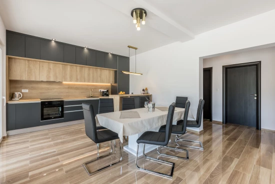 Vila Střední Dalmácie - Kostanje DA 8120 N1