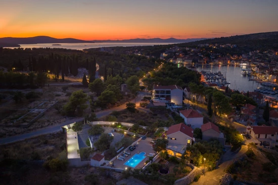 Vila Ostrov Brač - Milna (Hvar) OS 10189 N1