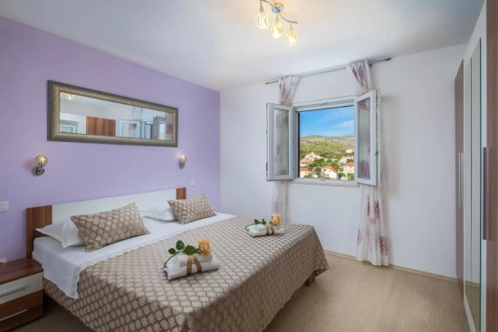 Vila Ostrov Brač - Milna (Hvar) OS 10189 N1