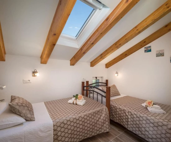 Vila Ostrov Brač - Milna (Hvar) OS 10189 N1