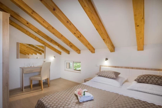 Vila Ostrov Brač - Milna (Hvar) OS 10189 N1