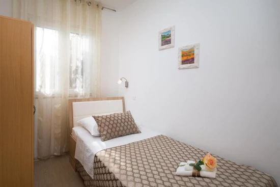 Vila Ostrov Brač - Milna (Hvar) OS 10189 N1