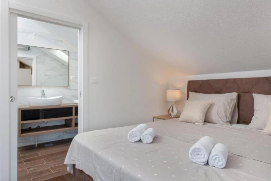 Vila Ostrov Brač - Povlja OS 12333 N1