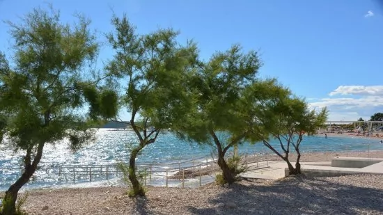 Brodarica - Beach Rezalište, na druhé straně města.