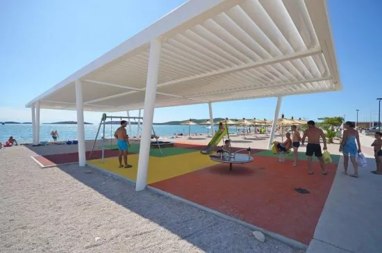 Brodarica - Beach Rezalište, na druhé straně města.