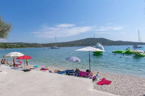 Pláž přímo před ubytováním.