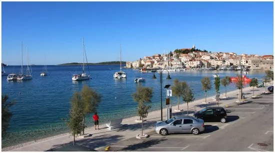 Pláž přímo před ubytováním.