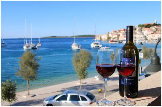 Výhled na pláž přímo před ubytováním.