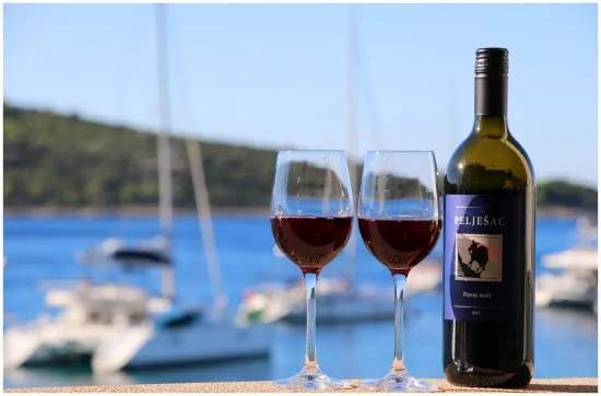 Výhled na pláž přímo před ubytováním.