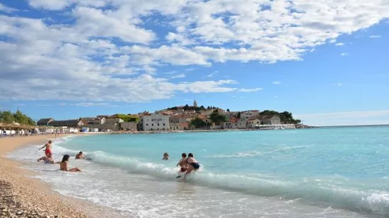 Pláž začínající 260 m od ubytování.