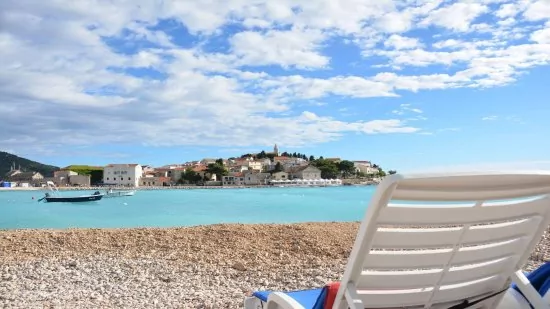 Pláž začínající 260 m od ubytování.