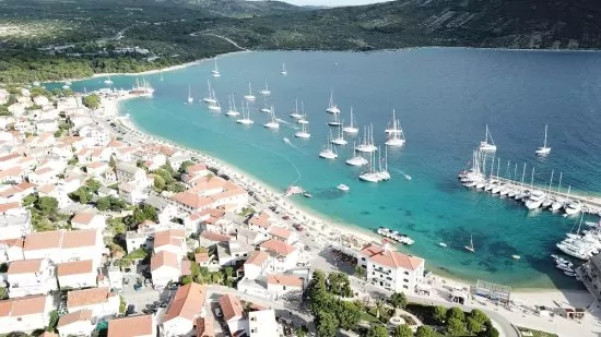 Letecký pohled na Primošten a pláž před objektem.
