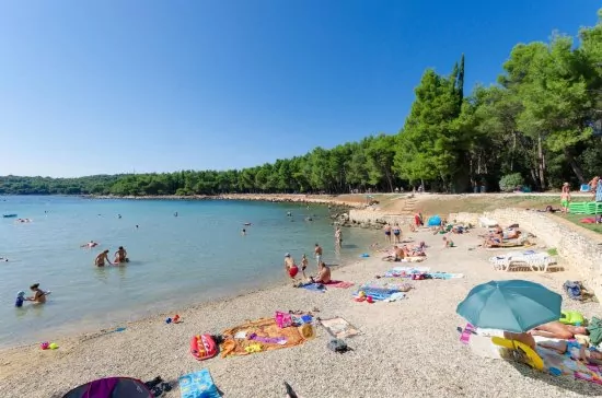Rovinj pláž Cuvi 600 m pěší chůzí.