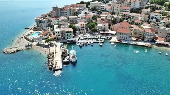 Igrane - letecký pohled na pobřeží a pláž.