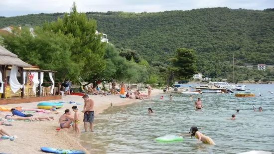 Oblázková pláž s pozvolným vstupem do moře do 300 m od objektu.